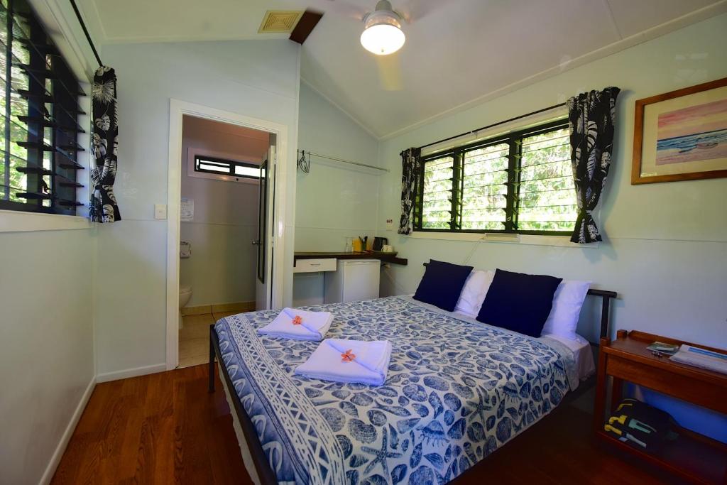 Postel nebo postele na pokoji v ubytování Thornton Beach Bungalows Daintree