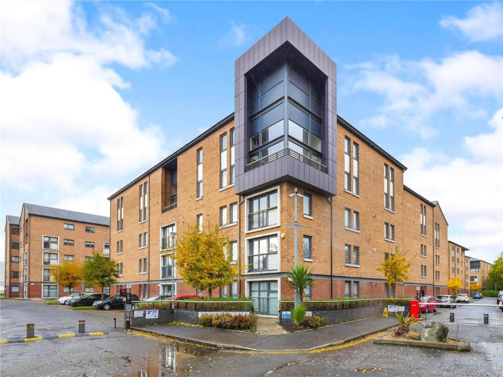 um grande edifício de tijolos com um telhado preto em The OVO Hydro Penthouse With Free Parking em Glasgow