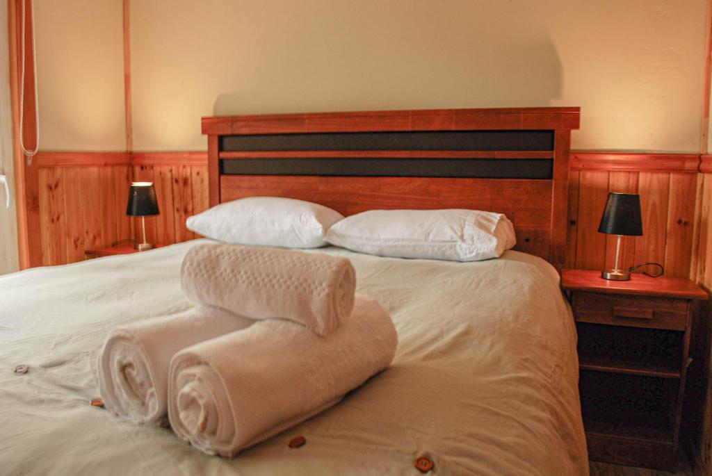 Ein Bett oder Betten in einem Zimmer der Unterkunft Chucao Bosque y Cabañas