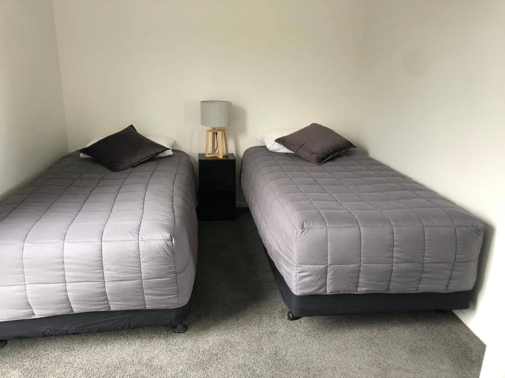 Postel nebo postele na pokoji v ubytování Nugget View Kaka Point Motels