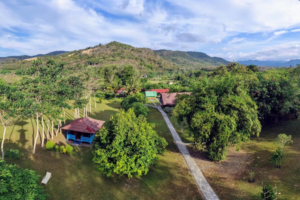 una vista aerea di una casa con una montagna sullo sfondo di 4 Pohon - Les 4 Arbres a Pandang