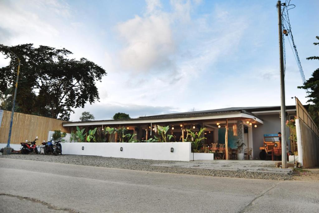 una casa sul ciglio di una strada di GUNI GUNI HOSTEL a Città di Puerto Princesa