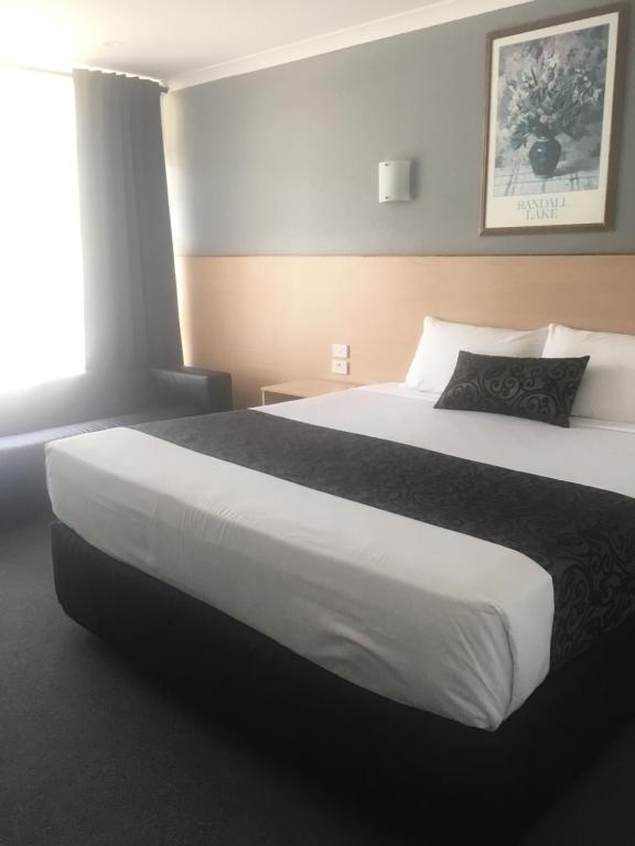 Postel nebo postele na pokoji v ubytování The Sands Motel Adelaide