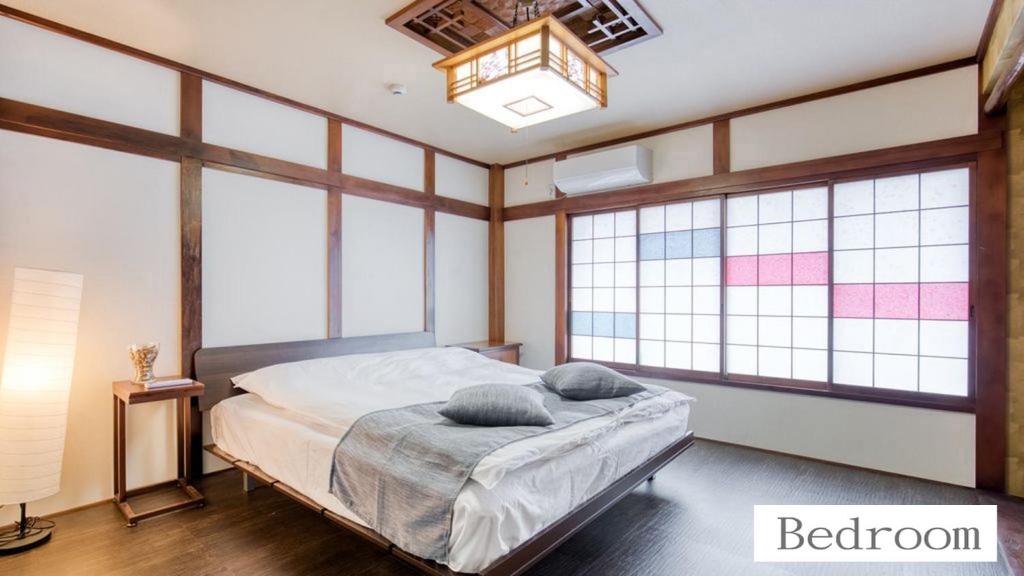 Tempat tidur dalam kamar di 北巽サクラハウス一軒家 Sakura House Guest House Kitatatsumi 最大16名