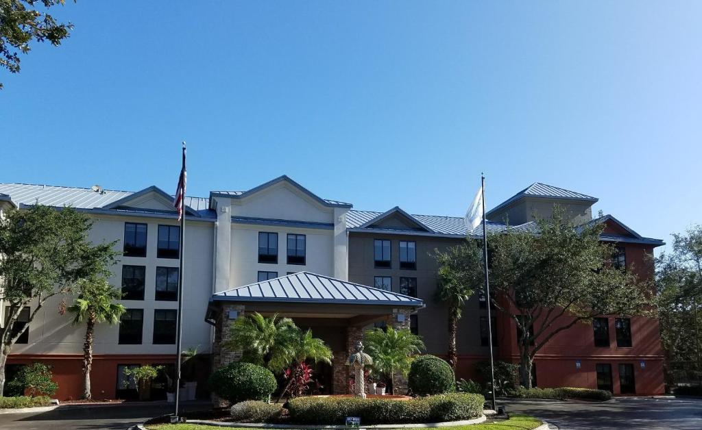 una representación de la parte delantera de un hotel en Holiday Inn Express Hotel & Suites Jacksonville-South, an IHG Hotel, en Jacksonville