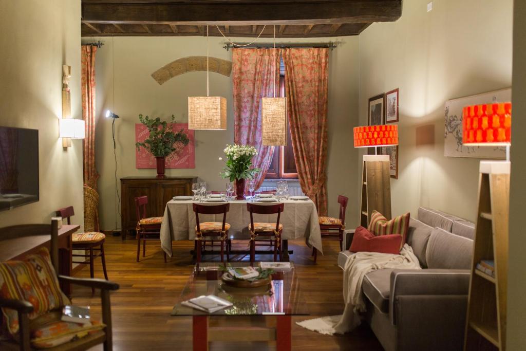 sala de estar con mesa y sofá en Duomo Luxury Apartment Orvieto, en Orvieto