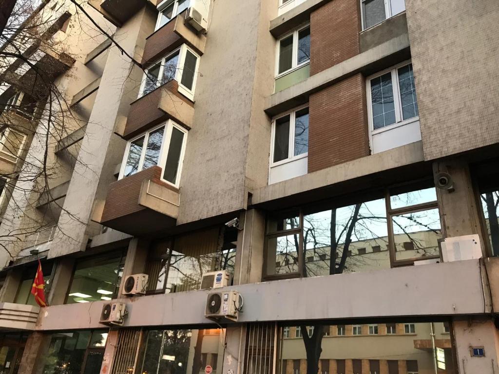ein hohes Gebäude mit Seitenfenstern in der Unterkunft LITA Apartment in Skopje