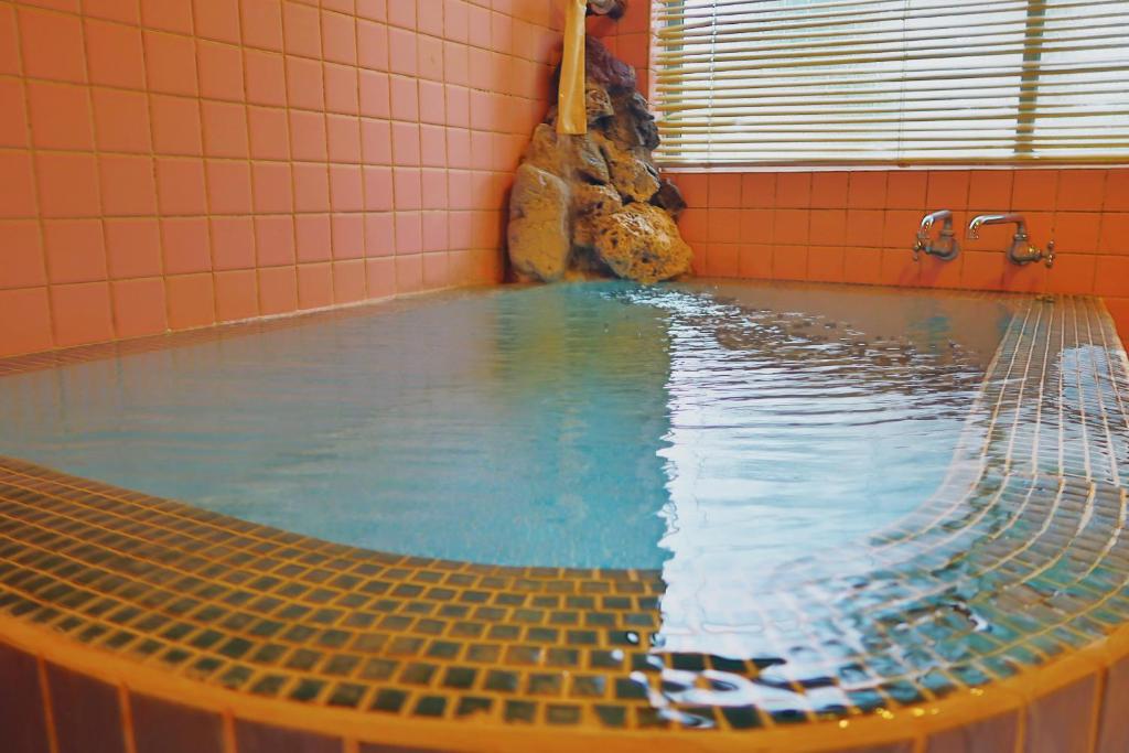 Bazén v ubytování 旅館FURUYA nebo v jeho okolí