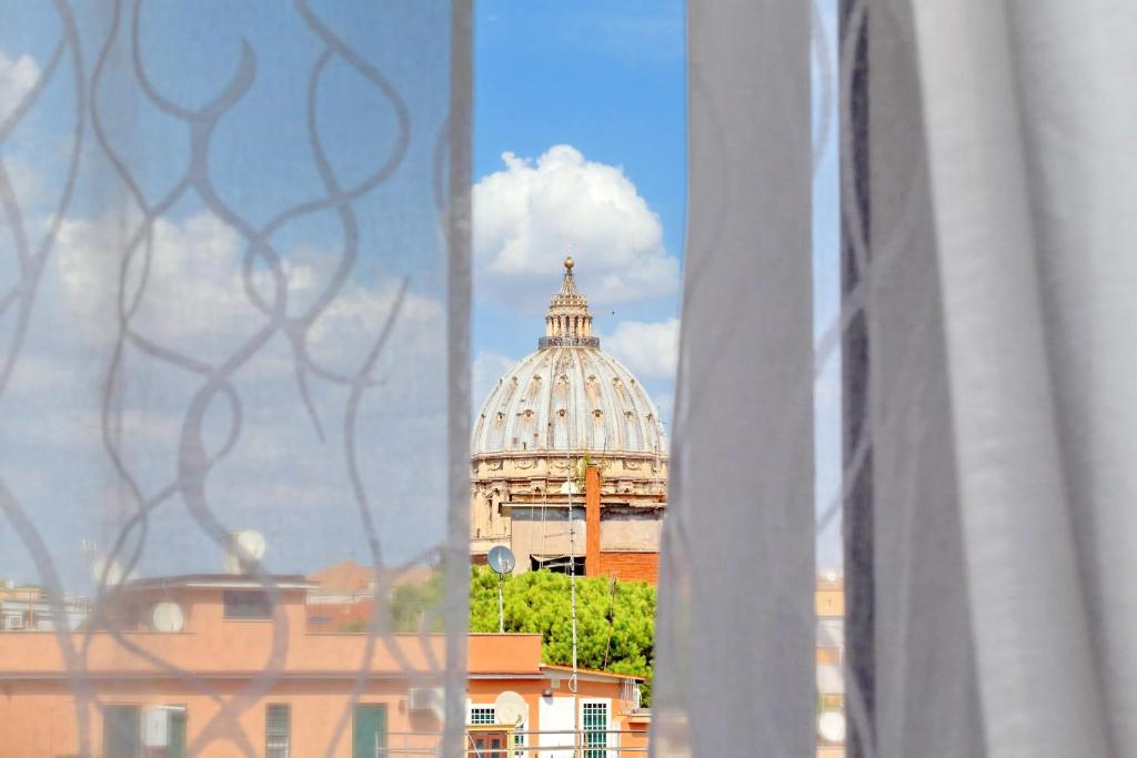 - une vue sur le bâtiment du capitole depuis la fenêtre dans l'établissement Maison Roberta San Peter, à Rome