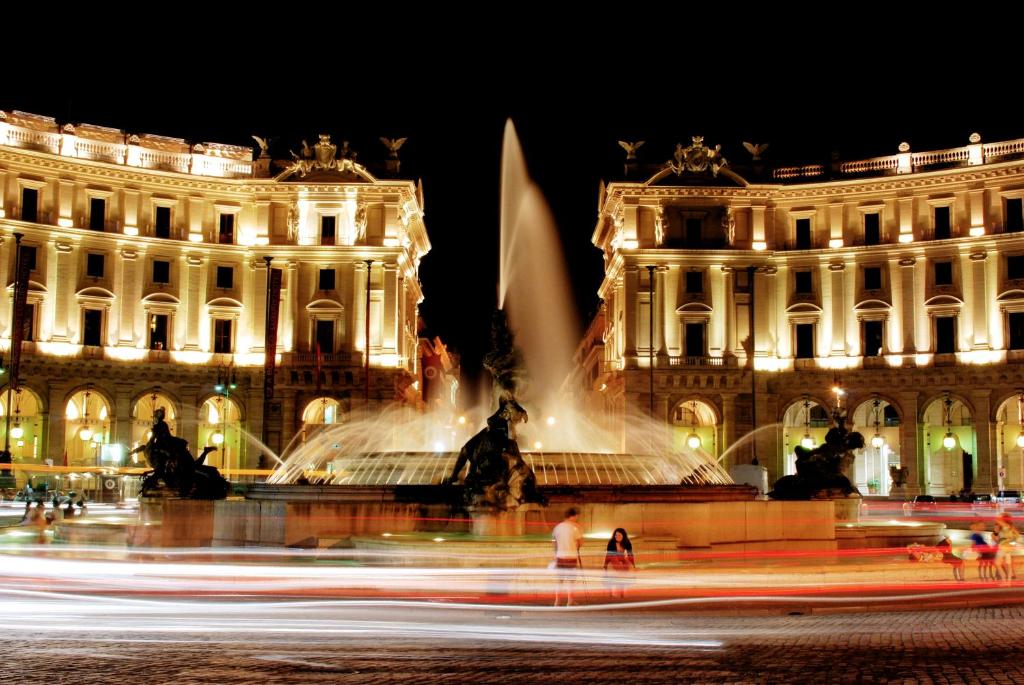 ローマにあるAffittacamere Boncompagni Suiteの夜の建物前の噴水