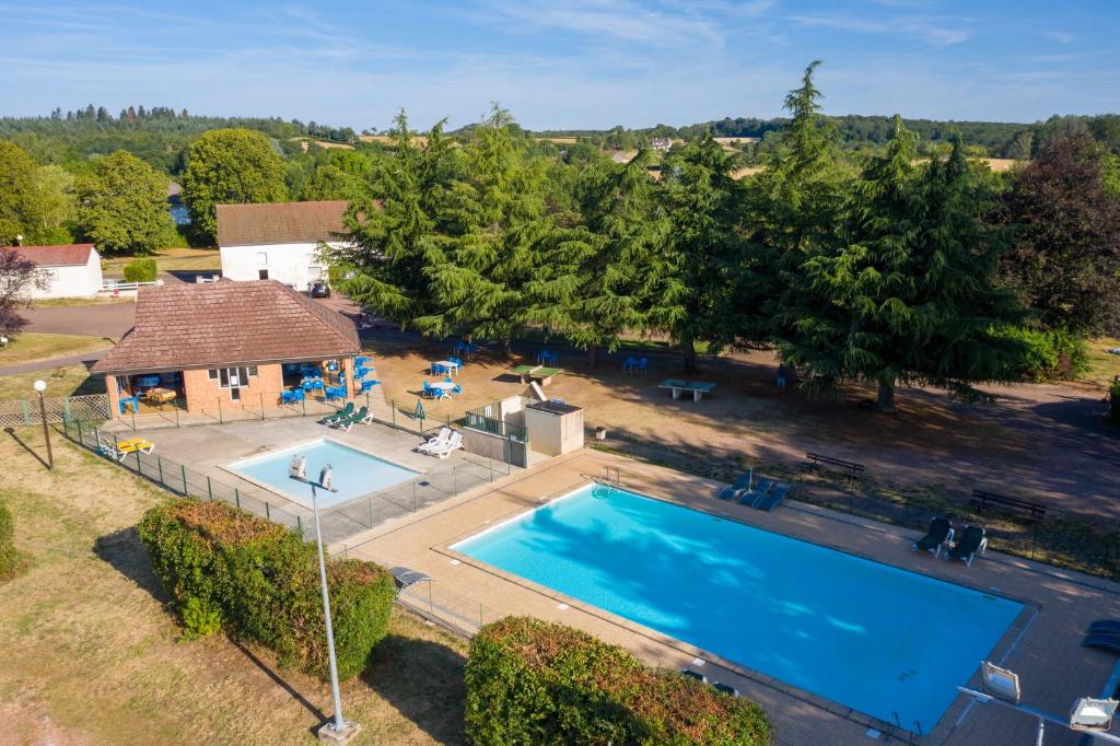 an overhead view of a large swimming pool in a yard at Camping de Saulieu in Saulieu