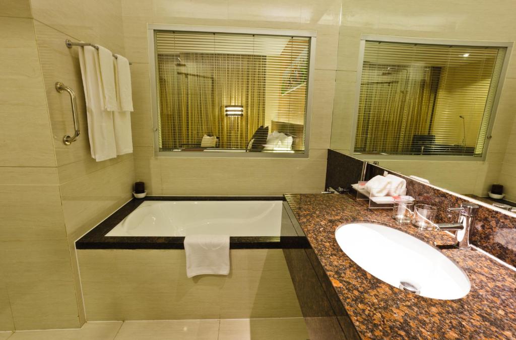 Koupelna v ubytování Ramada by Wyndham Manila Central