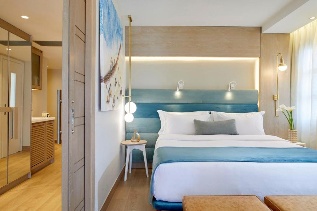 Postel nebo postele na pokoji v ubytování Anthemus Sea Beach Hotel and Spa