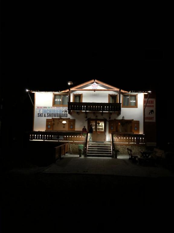 ポイアナ・ブラショフにあるCabana Bradul Skilandの夜の照明付き建物