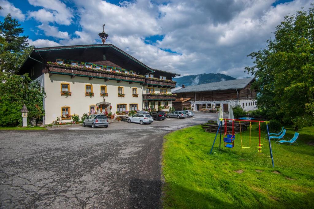 un edificio con un parque infantil delante de él en Salaterhof Embach, en Lend