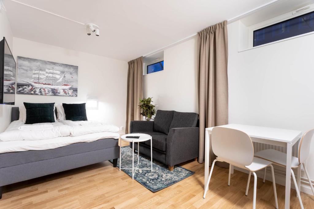 um quarto com uma cama, uma secretária e uma cadeira em ApartDirect Linköping Vasastaden em Linköping