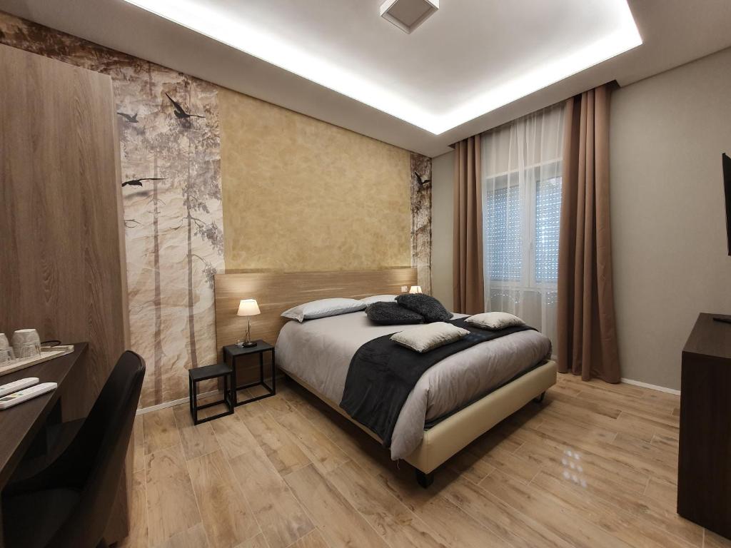 カリアリにあるInterno 6 via Cugia 5のベッドルーム(大型ベッド1台、シャワー付)