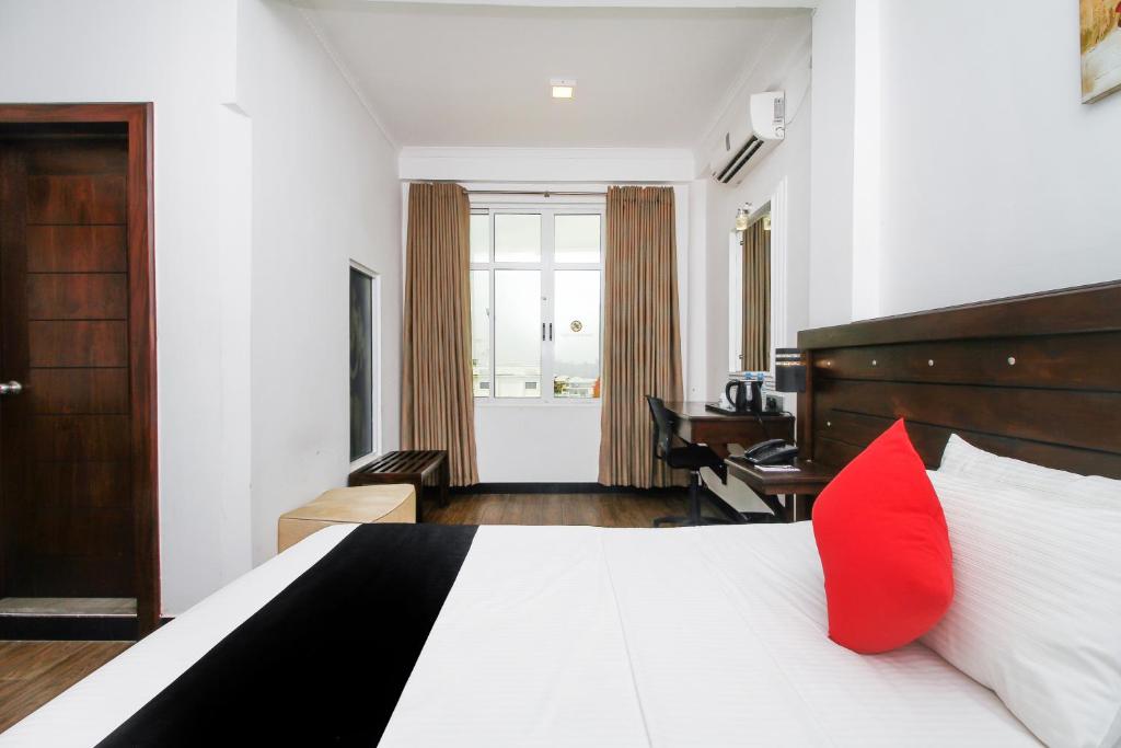 Postel nebo postele na pokoji v ubytování Sasha Transit Hotel