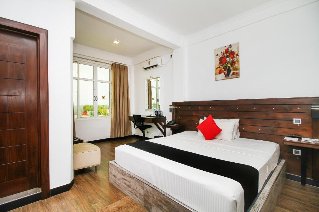 Postel nebo postele na pokoji v ubytování Sasha Transit Hotel