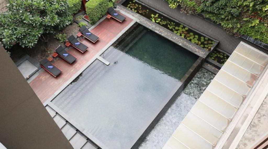 Изглед към басейн в Arcadia Suites Bangkok или наблизо