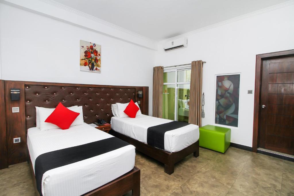 Postel nebo postele na pokoji v ubytování Sasha Transit Hotel