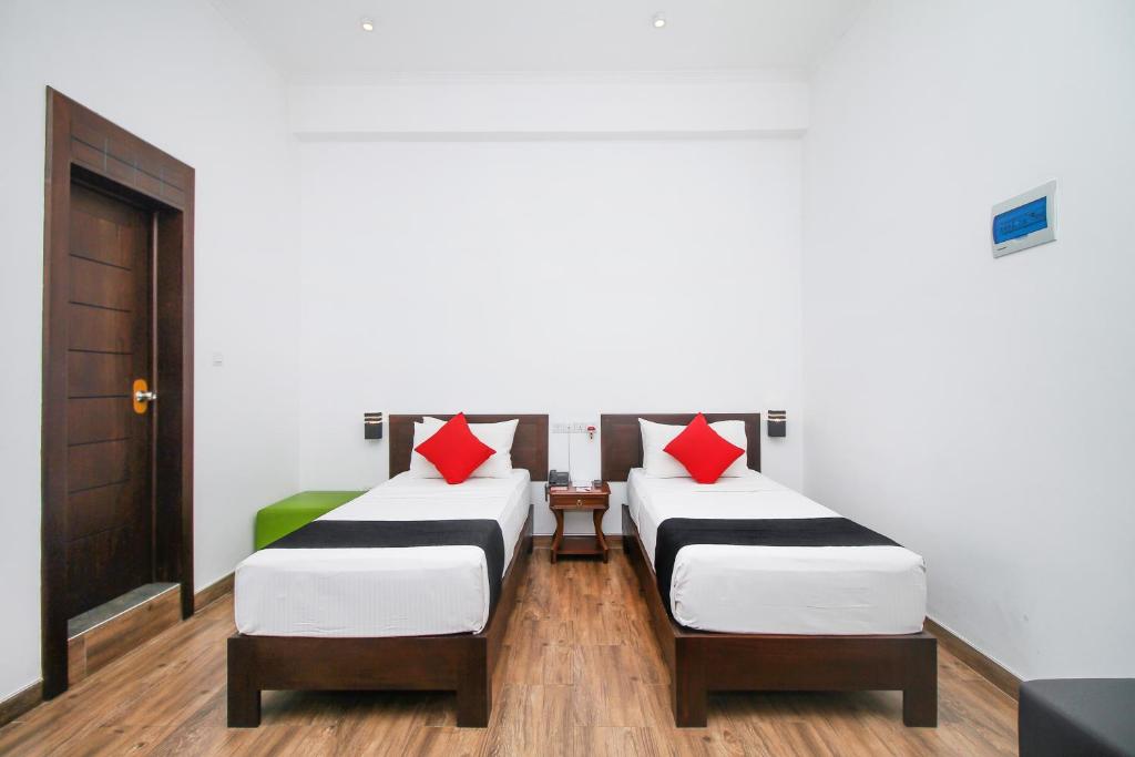 Postel nebo postele na pokoji v ubytování Sasha Transit Hotel