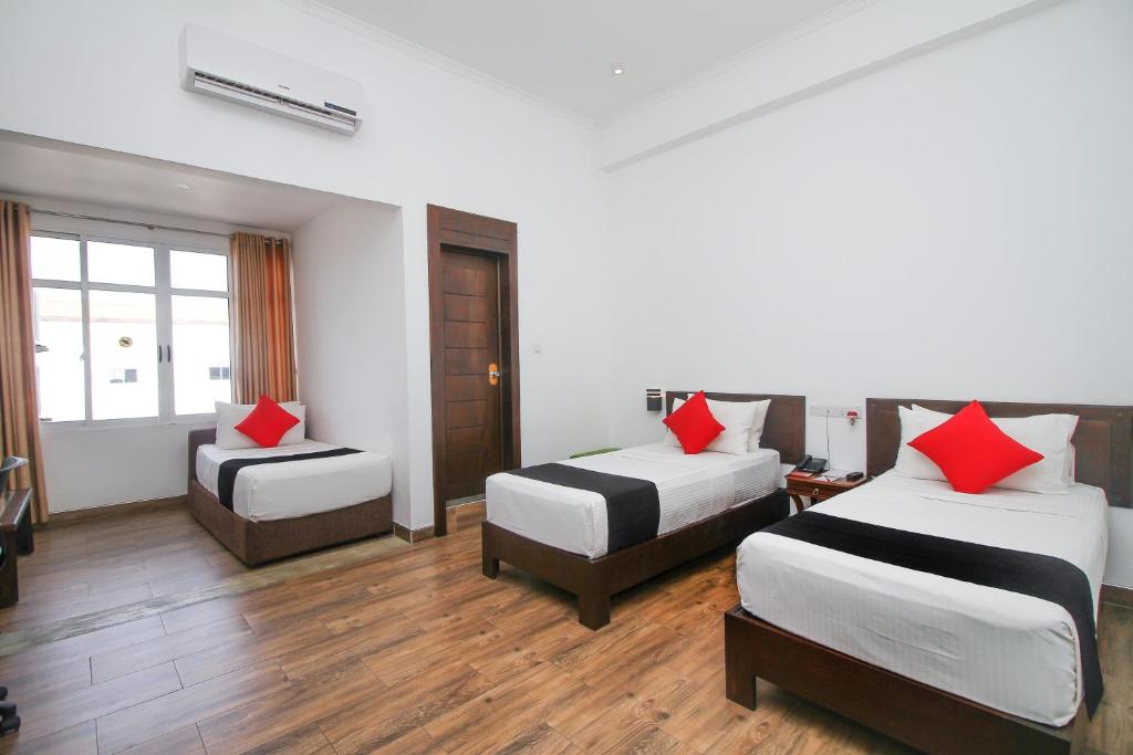 Postel nebo postele na pokoji v ubytování Sasha Transit Hotel