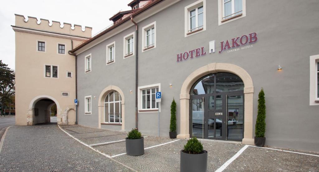 ein Hotel mit einem Gebäude mit einer Tür in der Unterkunft Hotel Jakob Regensburg in Regensburg