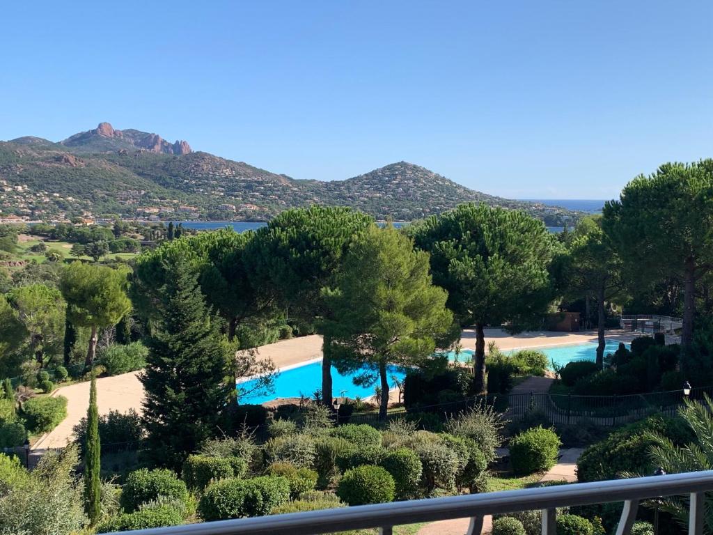 a view from the balcony of a resort with a swimming pool at SAINT RAPHAEL, CAP ESTEREL Le Hameau. Vue mer in Saint-Raphaël