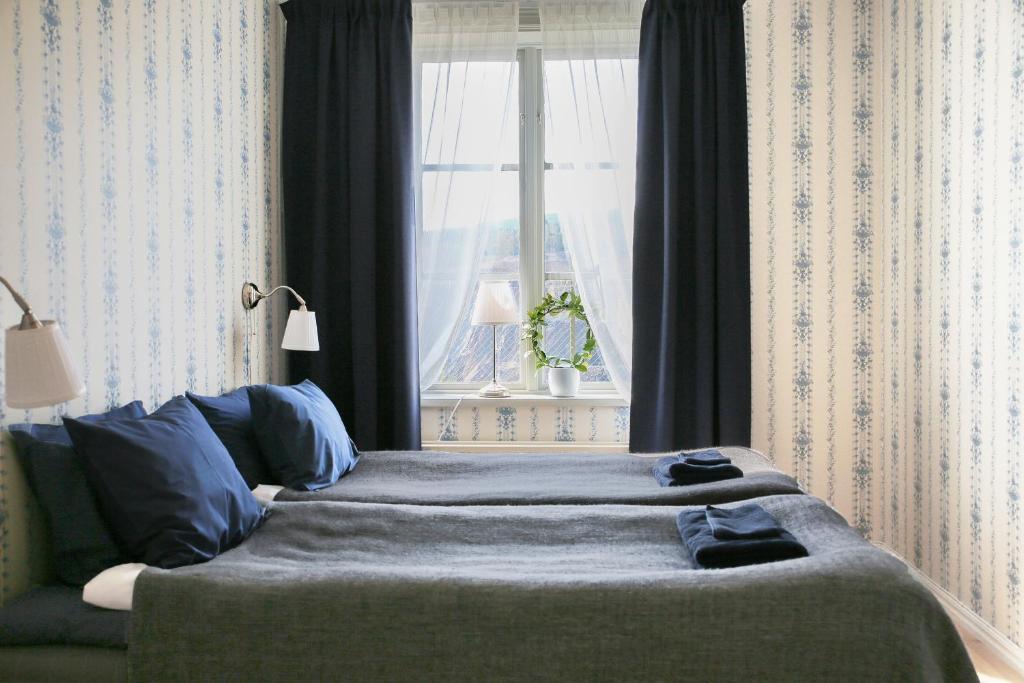 1 cama en un dormitorio con ventana en Polhem Bed & Breakfast, en Falun