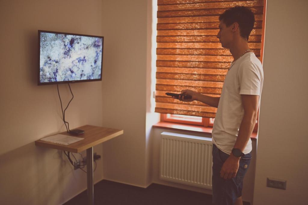 Televízia a/alebo spoločenská miestnosť v ubytovaní Pivovar Prachatice