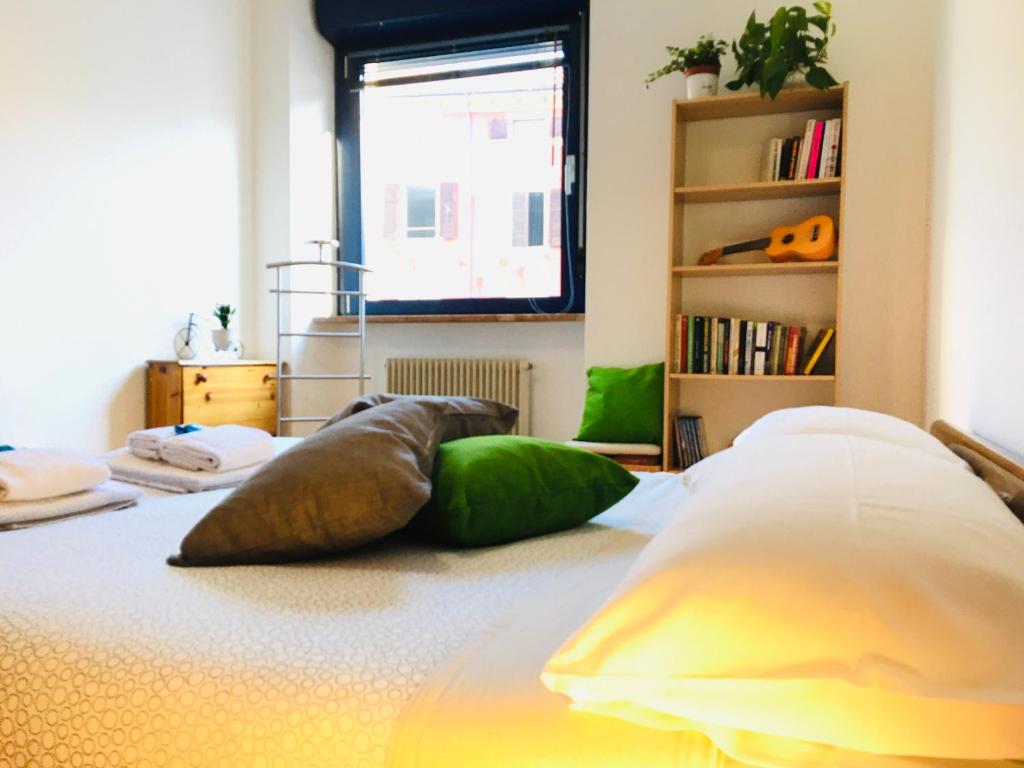 Un dormitorio con una cama con almohadas. en Easy flat, en Trento