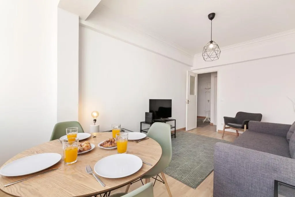 Bright 2 bedroom apt in city centre - nr tram & metro, Amadora, Portugal