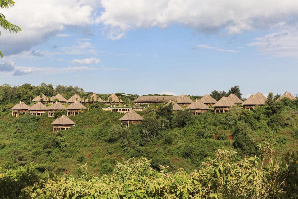 ンゴロンゴロにあるネプチューン ンゴロンゴロ ラグジュアリー ロッジ オールインクルーシブの山頂の小屋群