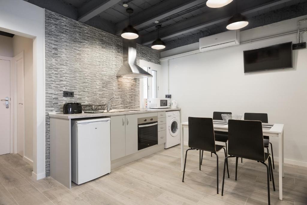 Kuchyň nebo kuchyňský kout v ubytování Stay U-nique Apartments Llobregat