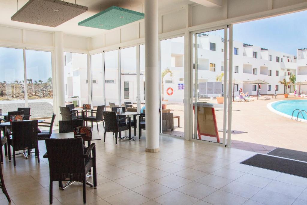 Bazén v ubytování Apartamentos Lanzarote Paradise Colinas nebo v jeho okolí