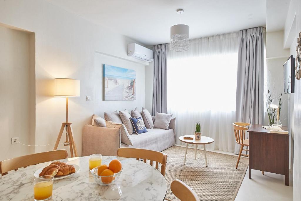 salon z kanapą i stołem w obiekcie toStay-Unique apartment hotel in Athens center! w Atenach