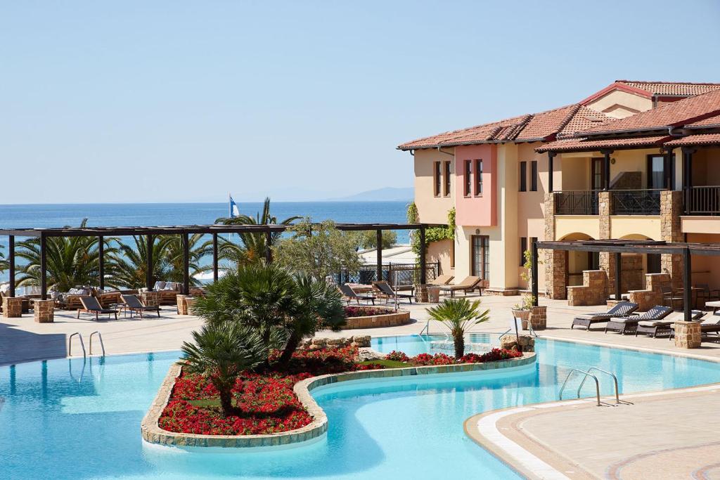 Bazén v ubytování Anthemus Sea Beach Hotel and Spa nebo v jeho okolí
