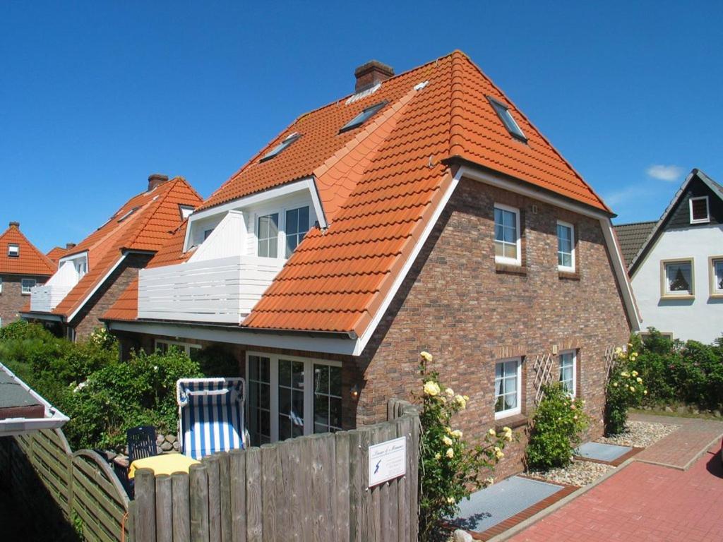 uma grande casa de tijolos com um telhado laranja em Haus Lasse em Westerland