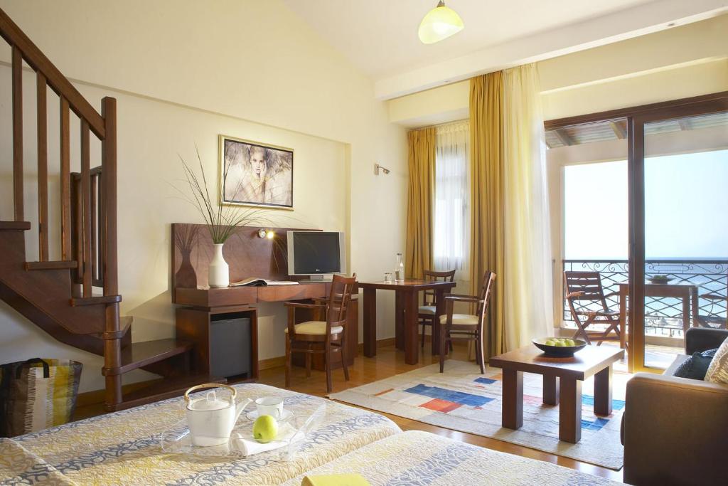 TV a/nebo společenská místnost v ubytování Anthemus Sea Beach Hotel and Spa
