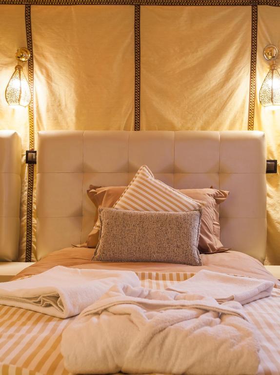 Postel nebo postele na pokoji v ubytování Luxury oasis camp
