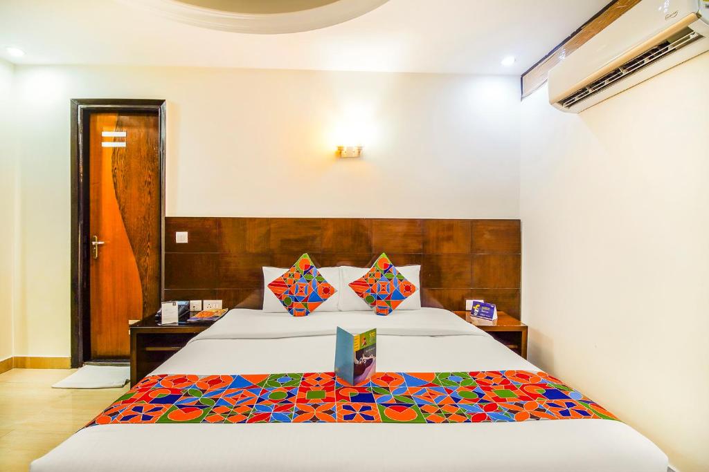 Postel nebo postele na pokoji v ubytování FabHotel Marble Arch Karol Bagh