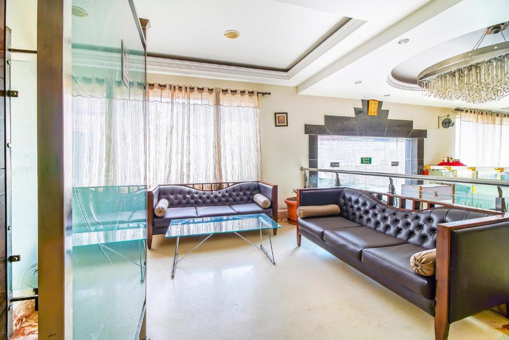Posezení v ubytování FabHotel Marble Arch Karol Bagh