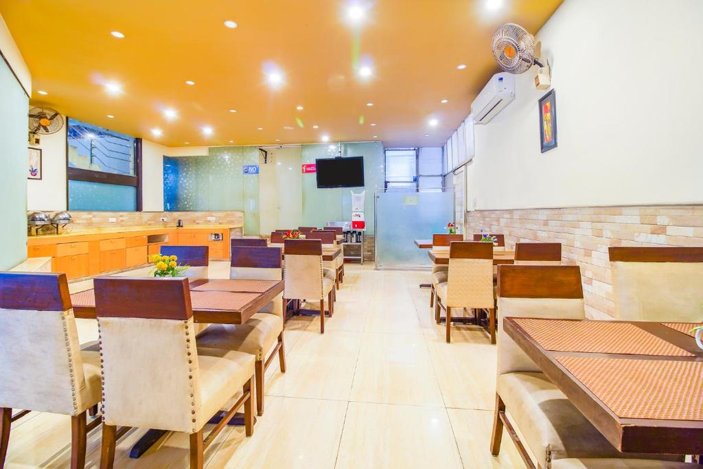 Posezení v ubytování FabHotel Marble Arch Karol Bagh