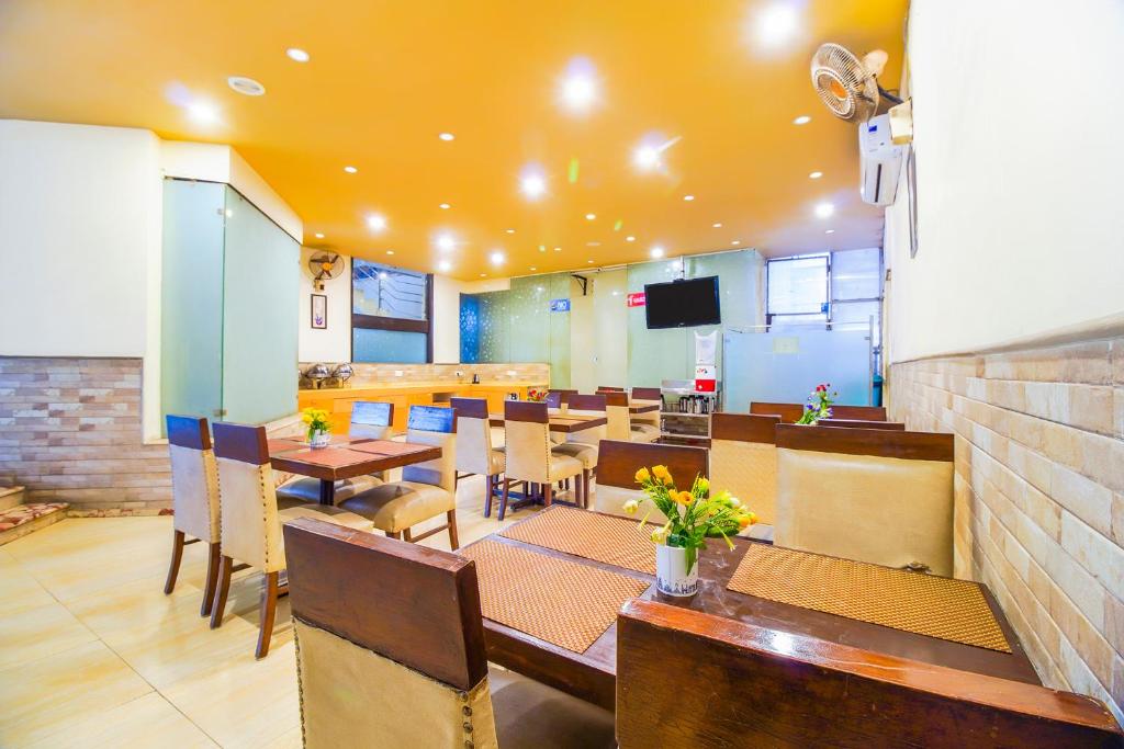 TV a/nebo společenská místnost v ubytování FabHotel Marble Arch Karol Bagh