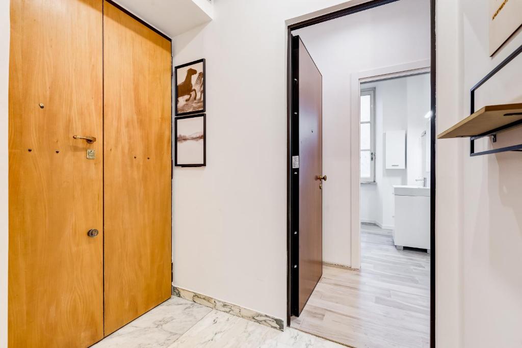 korytarz z drzwiami prowadzącymi do łazienki w obiekcie BDC - Termini Sun Apartment w Rzymie