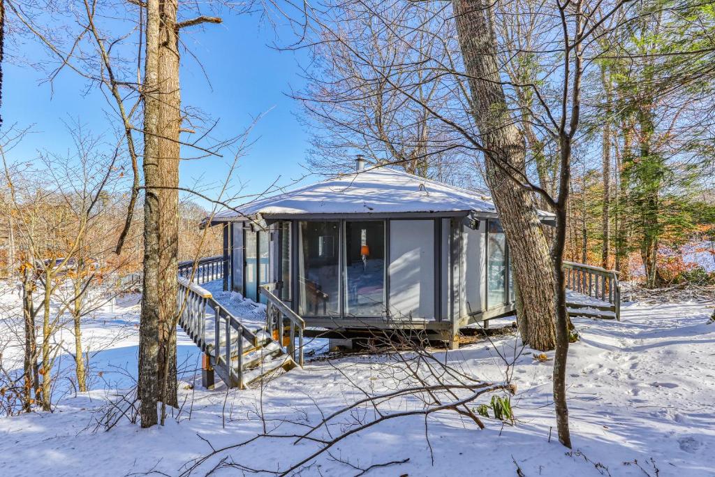 einen Pavillon im Wald im Schnee in der Unterkunft Slopesider 01 in Sugar Mountain