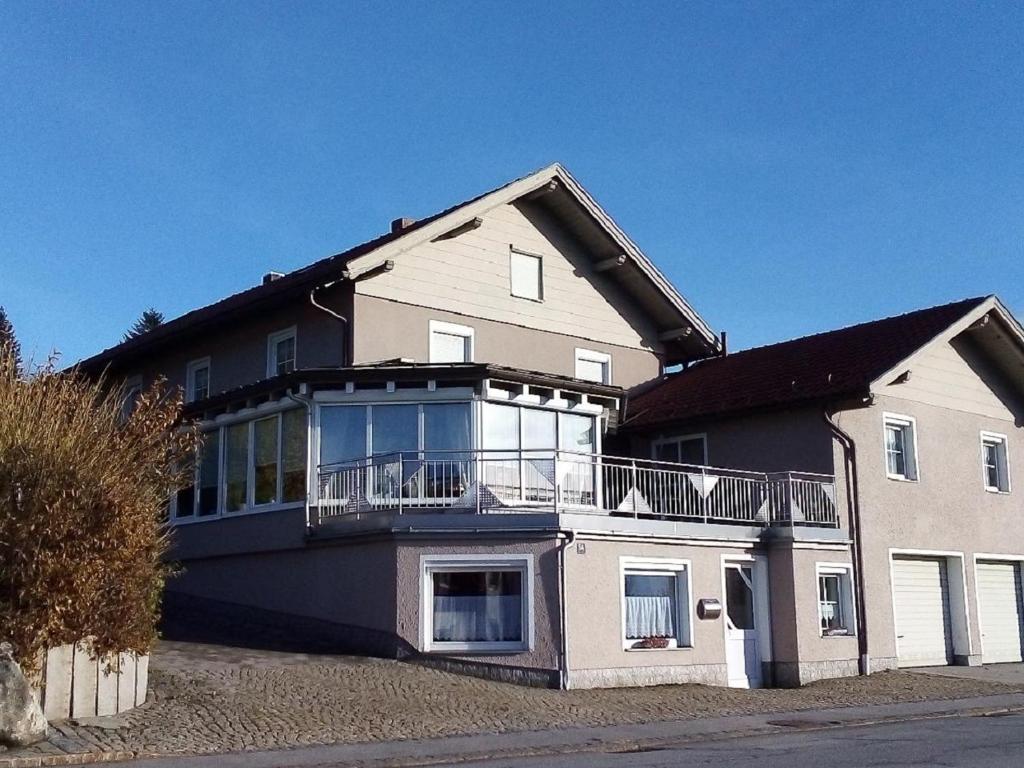 ein großes Haus mit einem Balkon an der Seite in der Unterkunft Ferienwohnungen Kilger in Mauth