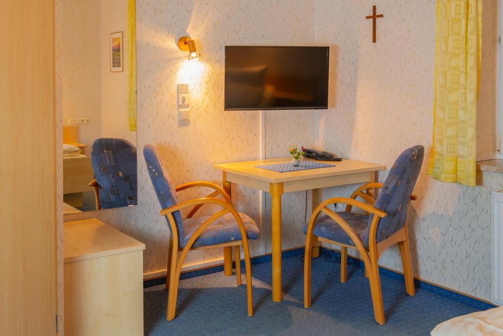 TV a/nebo společenská místnost v ubytování Christliche Gästehäuser Weinstraße