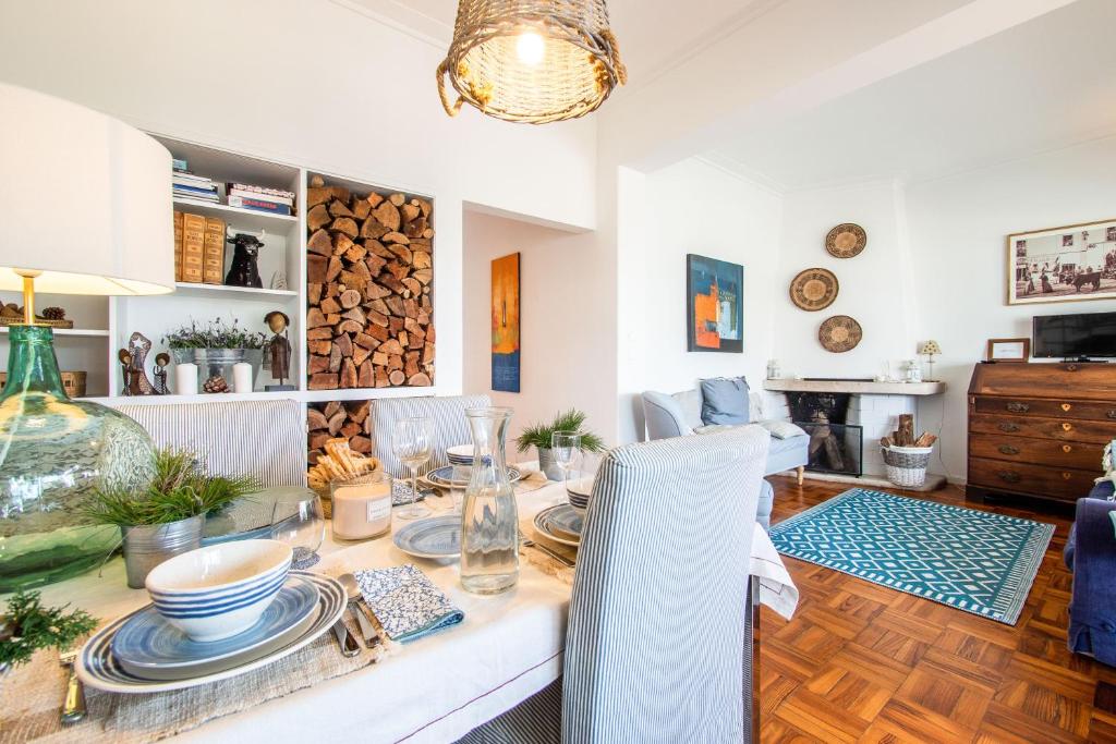 uma sala de jantar com uma mesa com pratos em Casa de Cascais do Pipas em Cascais